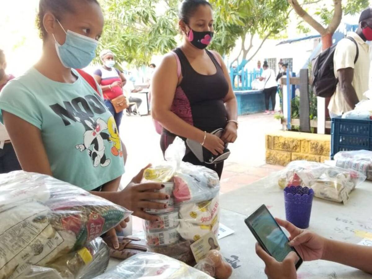 Padres de estudiantes reciben paquetes nutricionales en Cartagena