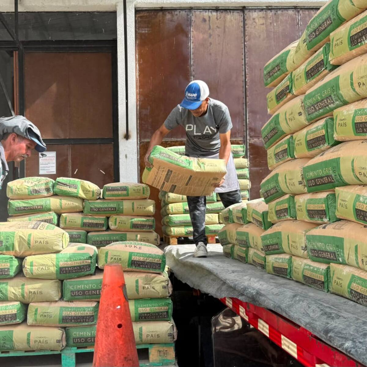 Tres tractomulas cargadas con Cemento País llegarán a zonas afectadas por terremoto