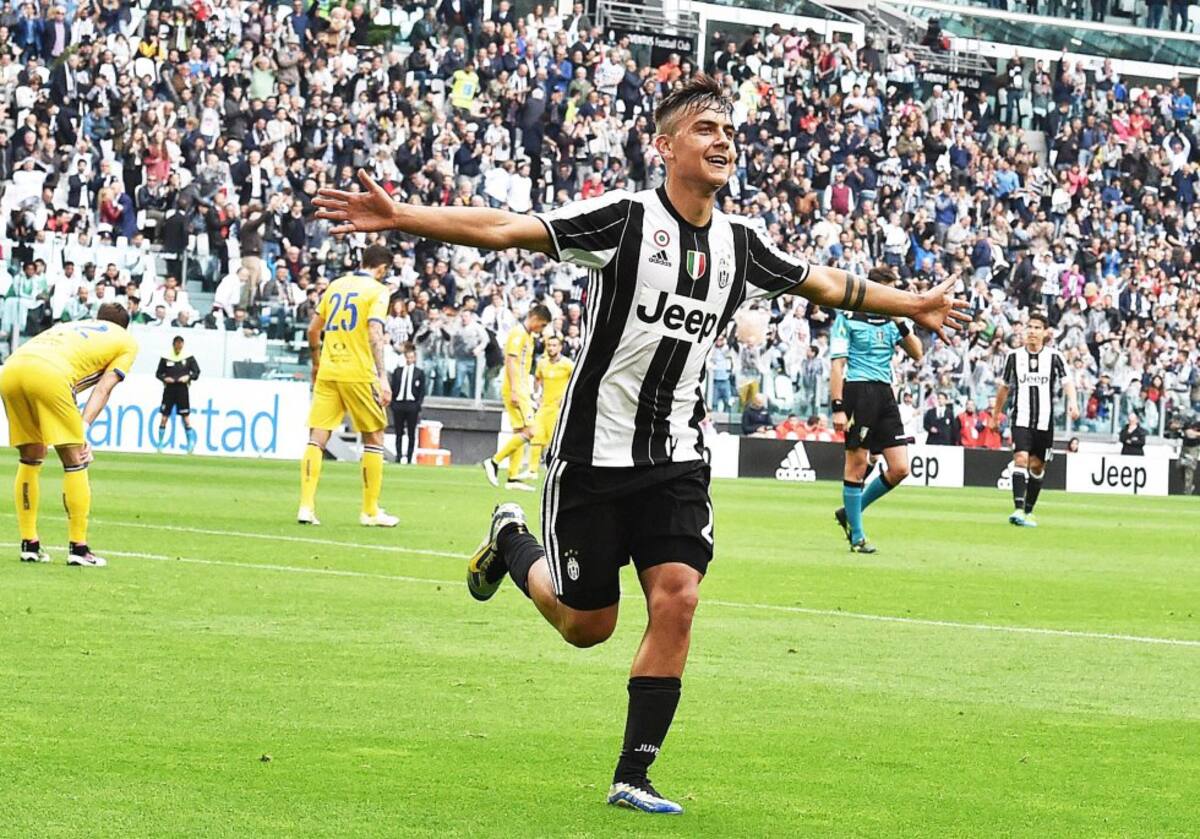 Paulo Dybala celebrando uno de los dos goles que convirtió en el partido.