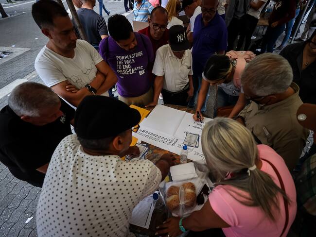 AME9666. CARACAS (VENEZUELA), 22/10/2023.- Miembros de mesas comienzan el conteo de votos durante el cierre de la jornada electoral de las primarias de la oposición, hoy, en Caracas (Venezuela). Comienzan los conteos tras el cierre de las mesas de votación para las elecciones internas de la oposición en Venezuela para escoger al candidato del antichavismo para las elecciones presidenciales del segundo semestre de 2024. A las internas de la oposición concurren 10 candidatos, de los 13 inscritos inicialmente. EFE/ Miguel Gutiérrez