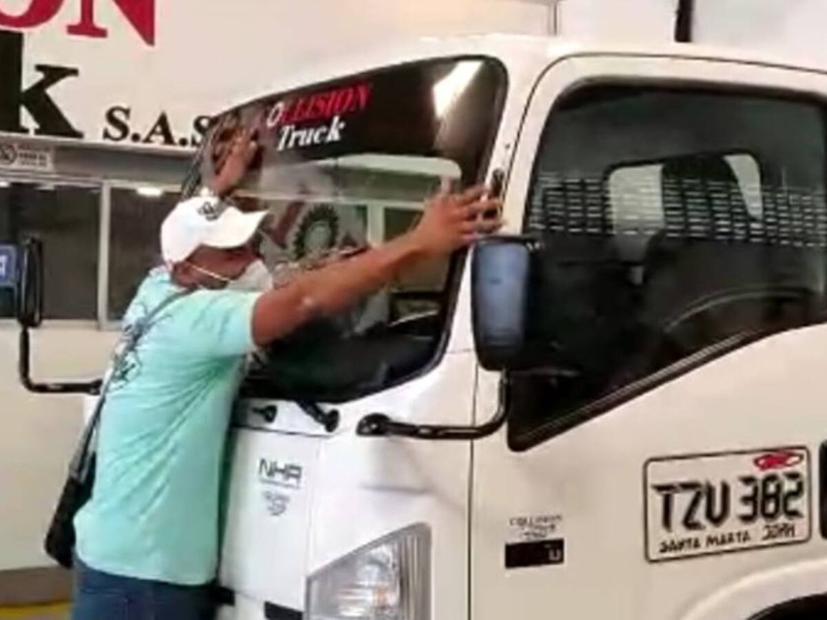 ¡Como nuevo!: camión con pescado saqueado es reconstruido