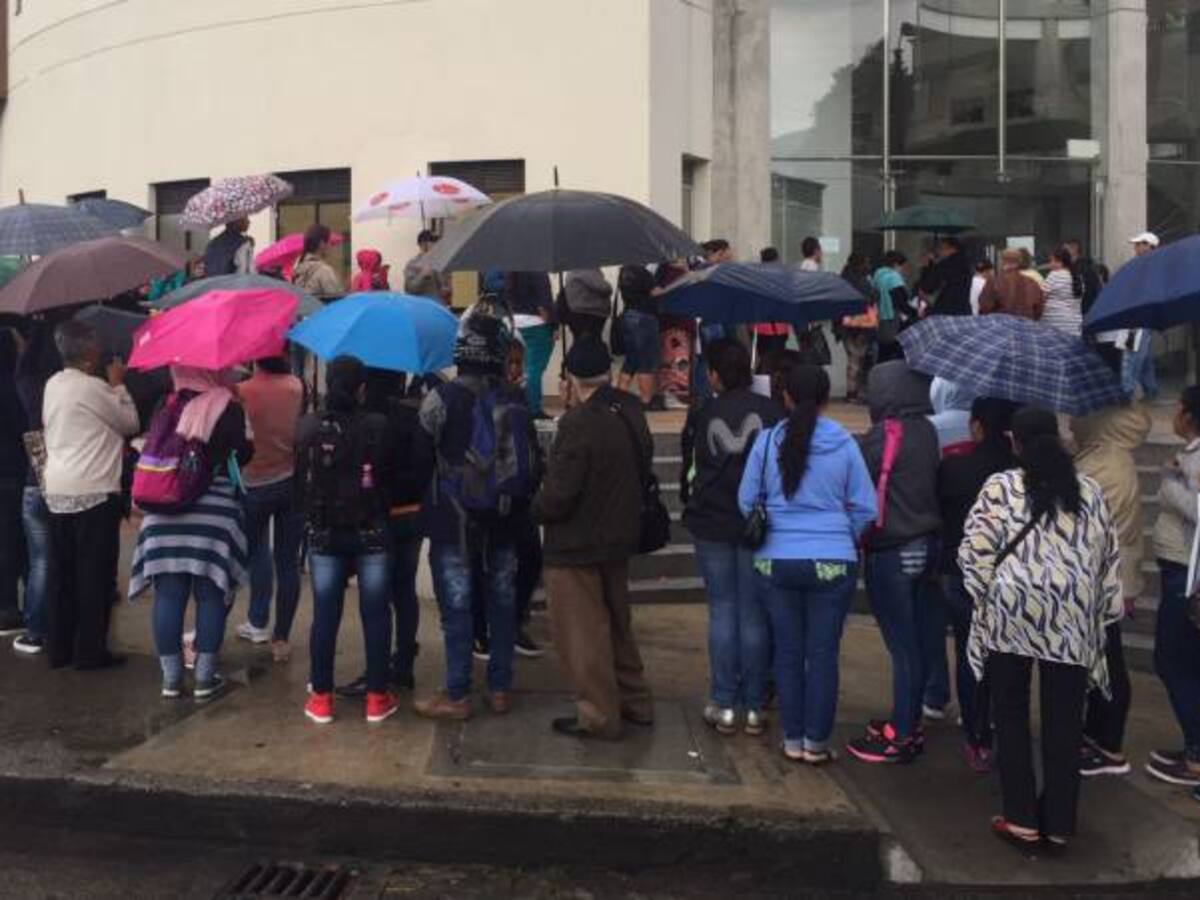 En medio de la lluvia más de 300 personas hacen fila para pedir citas con especialistas