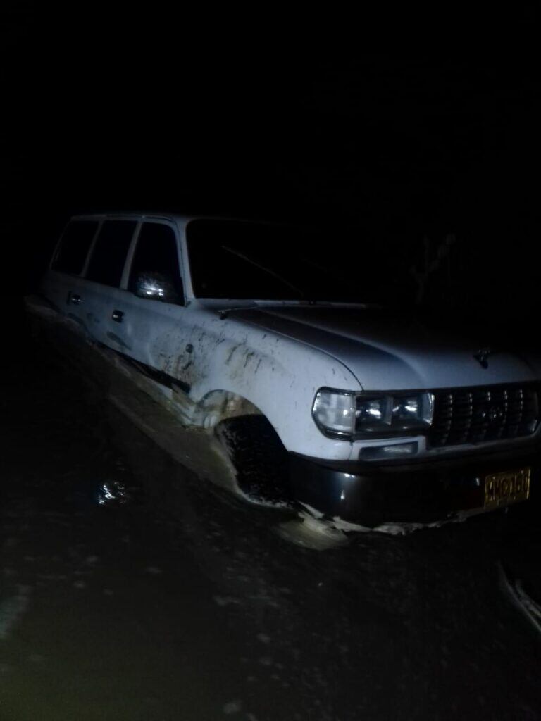 Vehículo atascado por arroyo en zona rural de Uribia, en donde fallecieron sus cinco ocupantes