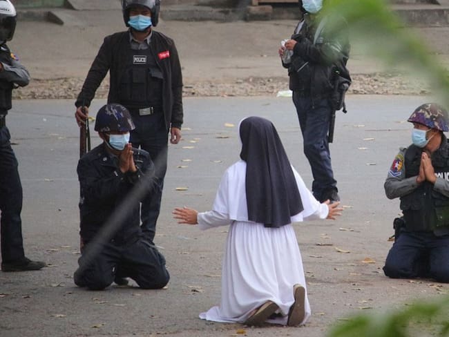 Pese al acto de la monja católica, horas después la policía abrió fuego contra los manifestantes. 