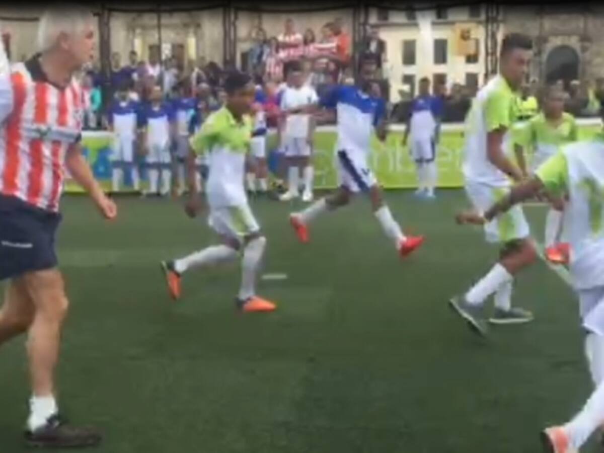 Peñalosa jugó partido por la paz en la Plaza de Bolívar