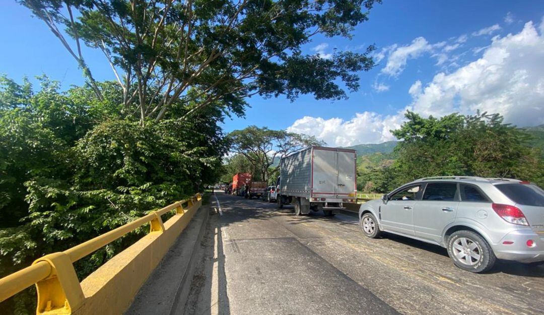 Trancones generados por el retraso de las obras en el puente Río Frío. 