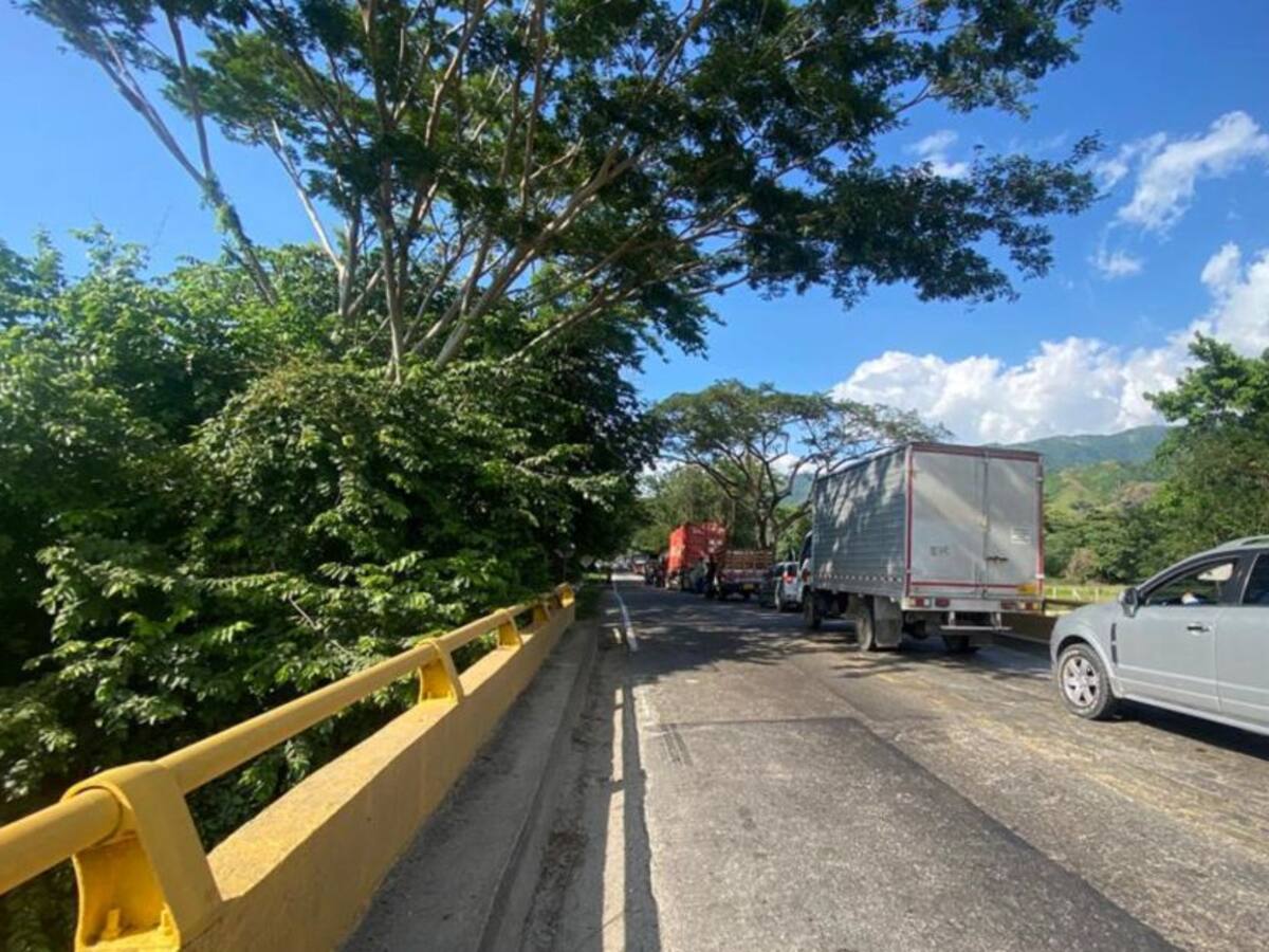 Obras en el puente Río Frío genera trancones y afectaciones a bananeros
