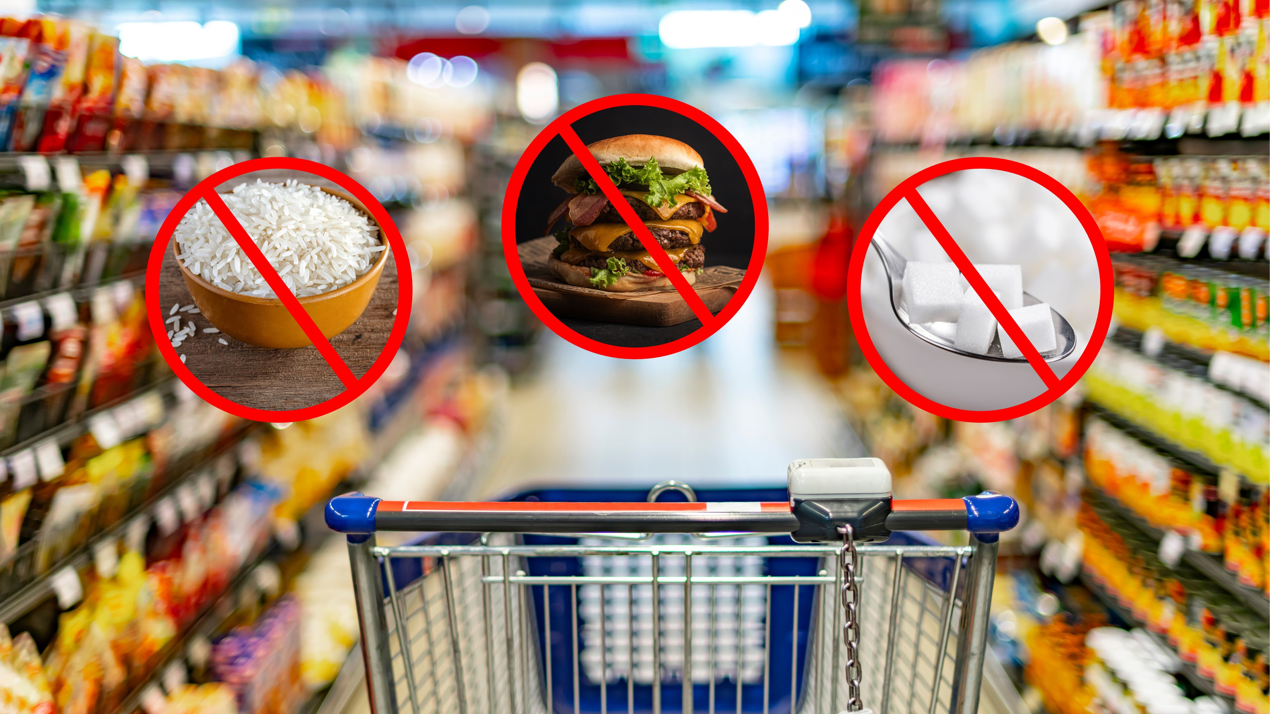 Carro de compras junto al estante de un supermercado (Getty Images)