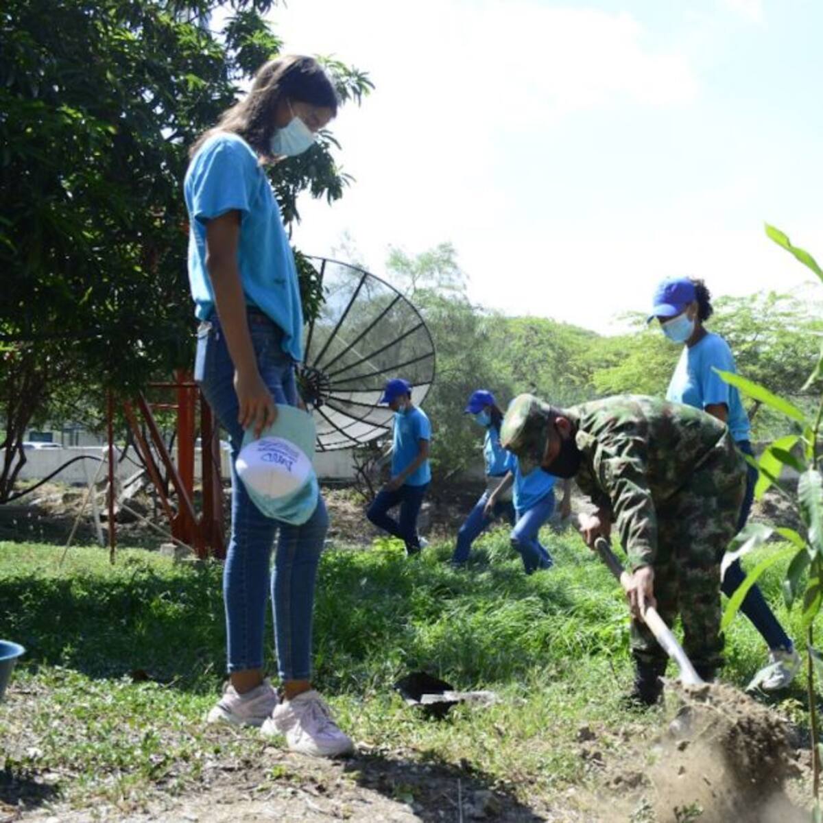 Con siembra de árboles buscan mitigar focos de calor en el batallón Córdova