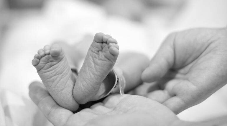 Imagen de referencia. Bebe recién nacido a blanco y negro: Getty Images.