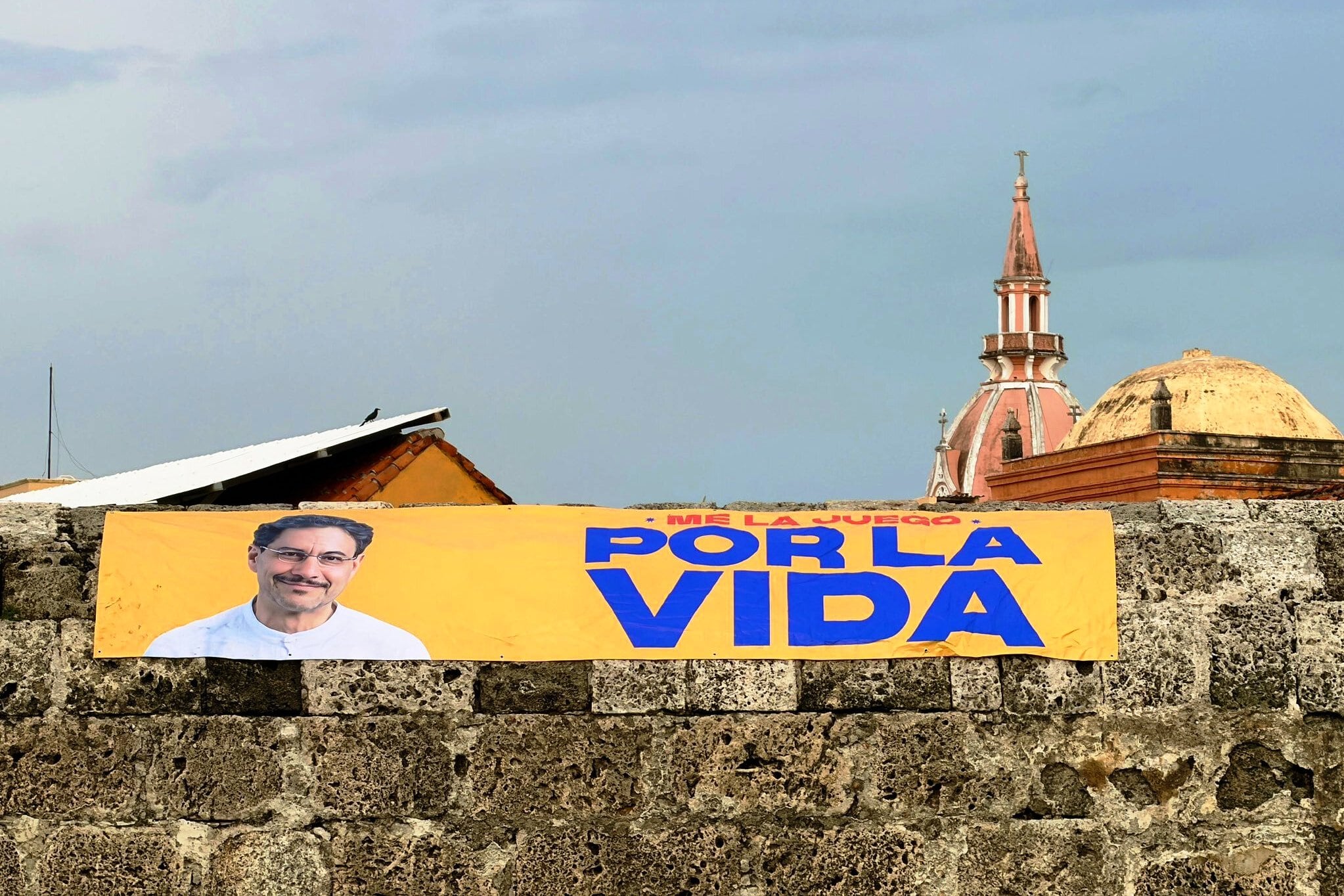 Ordenan desmonte de vallas de Iván Cepeda instaladas en las murallas de Cartagena