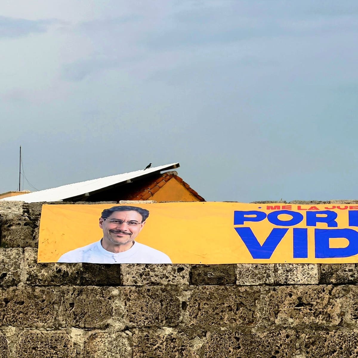 Ordenan desmonte de vallas de Iván Cepeda instaladas en las murallas de Cartagena