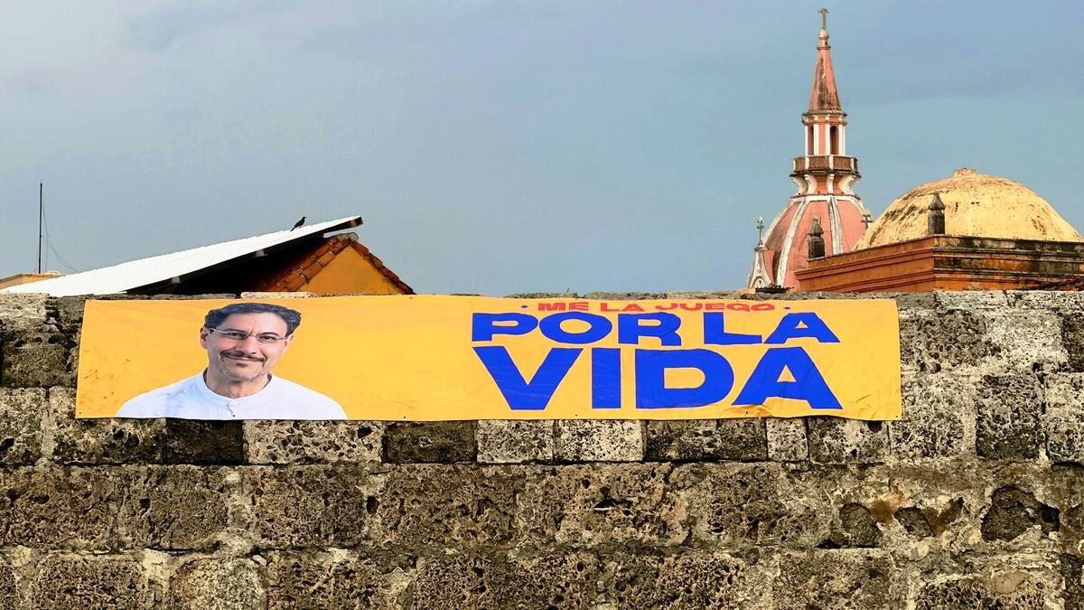 Ordenan desmonte de vallas de Iván Cepeda instaladas en las murallas de Cartagena