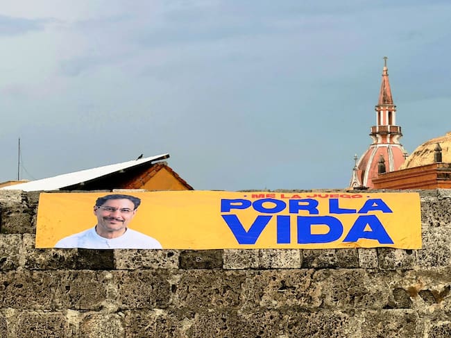 Ordenan desmonte de vallas de Iván Cepeda instaladas en las murallas de Cartagena