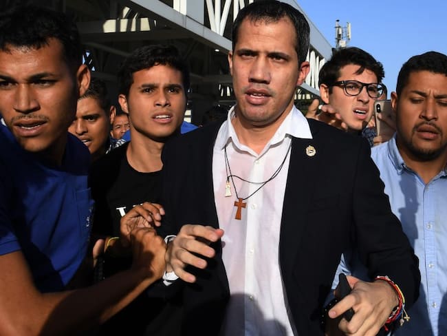 Guaidó es recibido con una paliza de oficialistas al aterrizar en Caracas