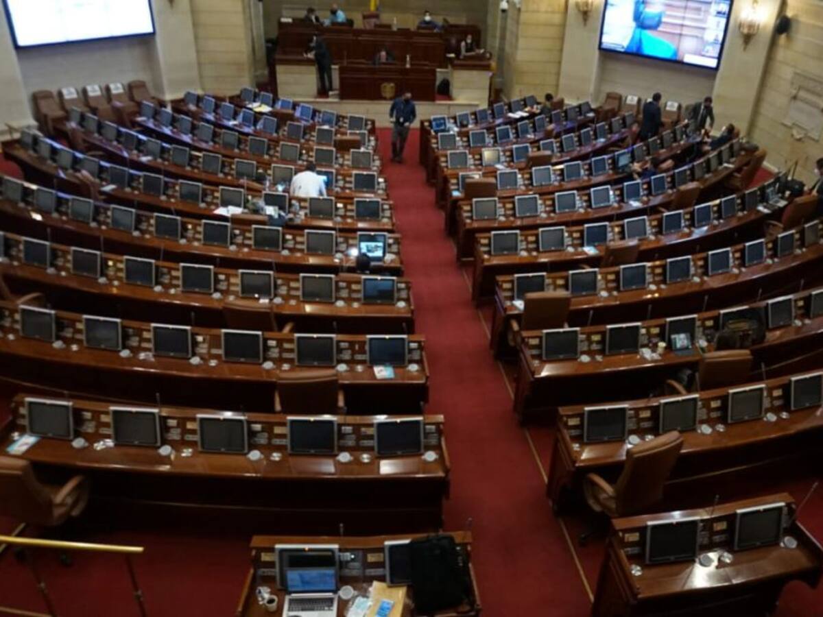 Sectores de oposición se retiraron de última sesión de Senado