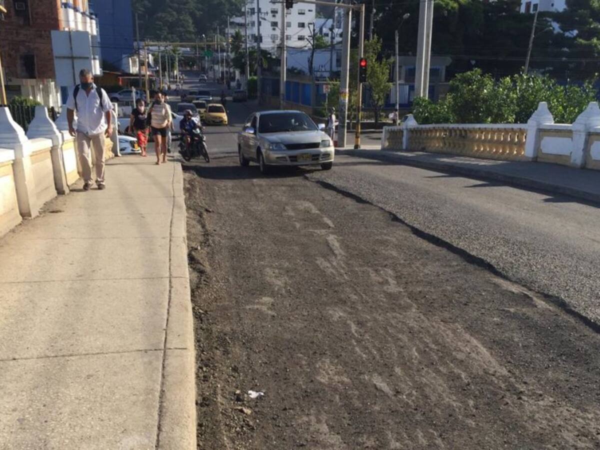 Realizan reparación asfáltica en el puente Jiménez de Manga