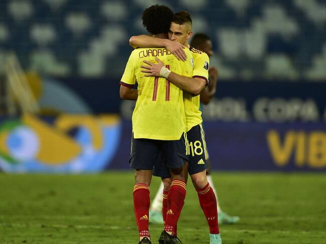 Cuadrado se abraza junto a Santos Borré. 