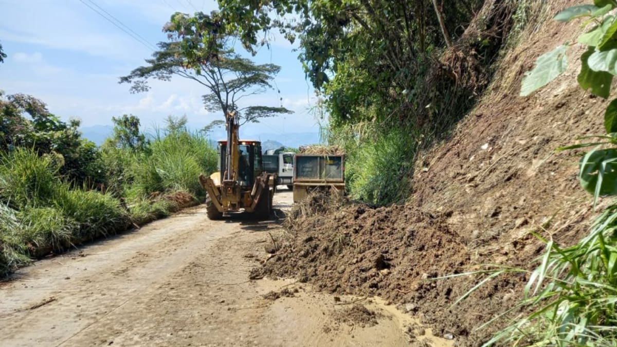 Con maquinaria pesada atienden deslizamientos en vías de Caldas