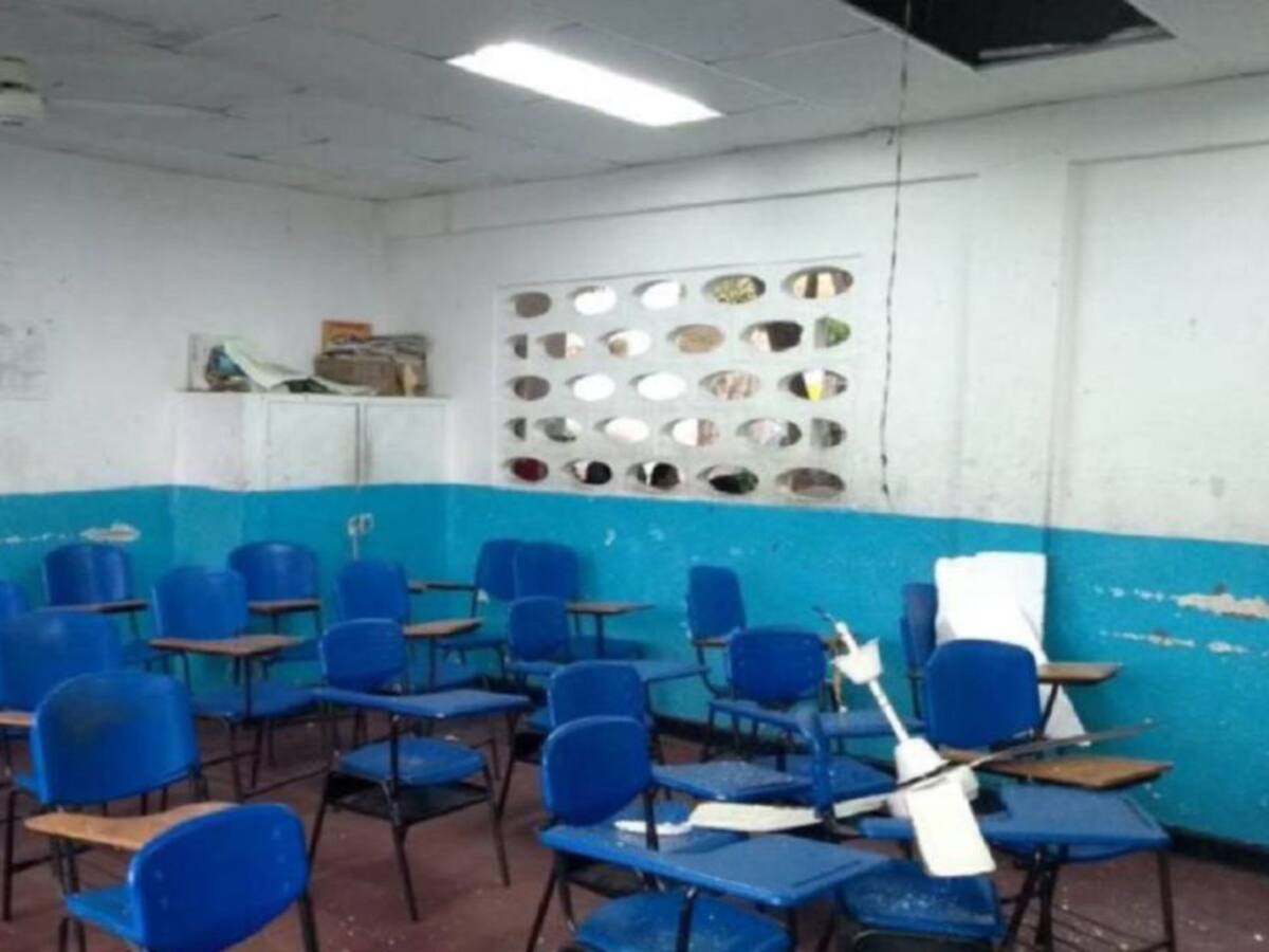 Con policías dentro del colegio, retoman clases en Villa Estadio