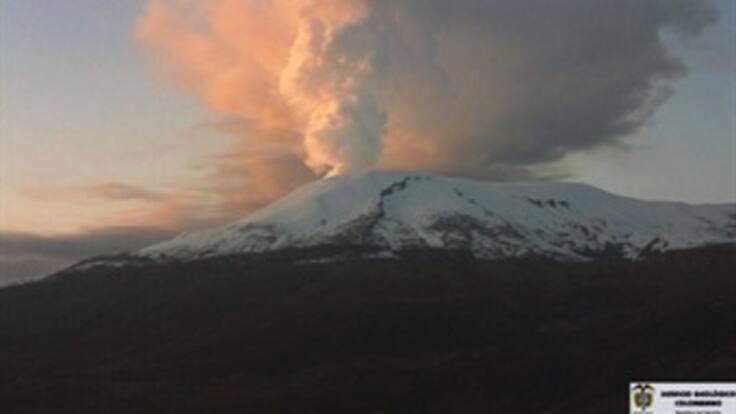 Evacúan 150 familias de zona aledaña al Volcán Nevado del Ruiz por ruidos extraños