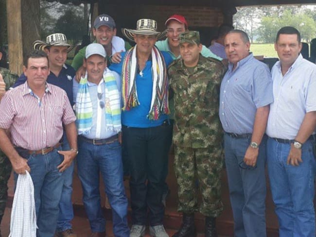 ¿Quiénes son los oficiales que aparecen con el Ñeñe Hernández en fotos?