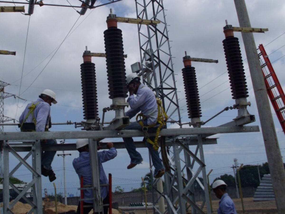 Gobierno firma nuevo convenio para llevar luz eléctrica a todo el país