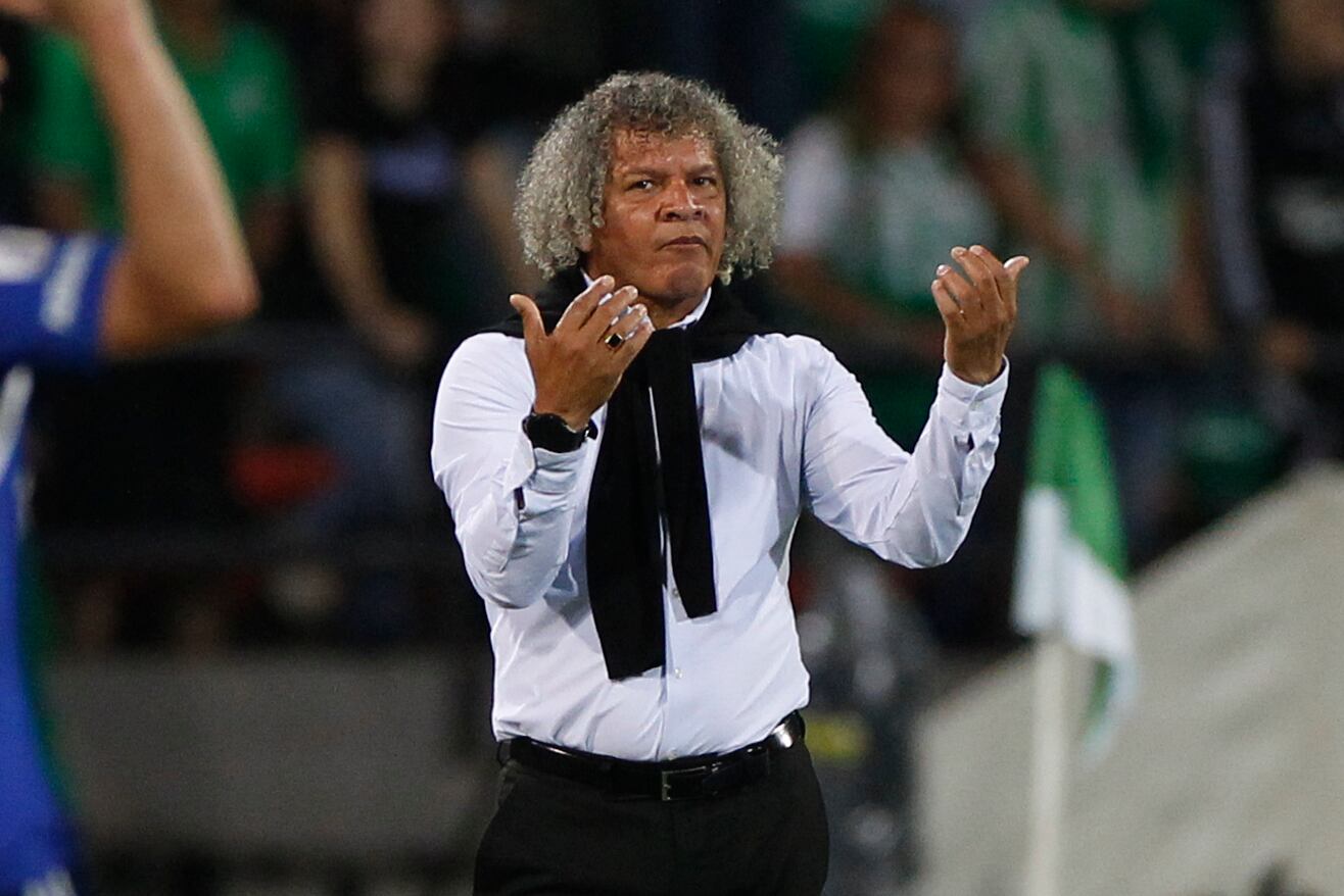 AMDEP3872. MEDELLÍN (COLOMBIA), 23/11/2023.- El entrenador de Millonarios Alberto Gamero dirige hoy, en la final de la Copa Colombia entre Atlético Nacional y Millonarios en el estadio Atanasio Girardot en Medellín (Colombia). EFE/ Luis Eduardo Noriega Arboleda