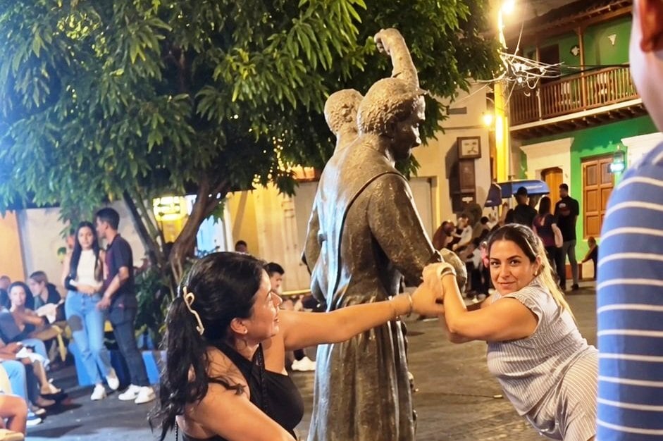 Identificada turista que afectó escultura en Cartagena