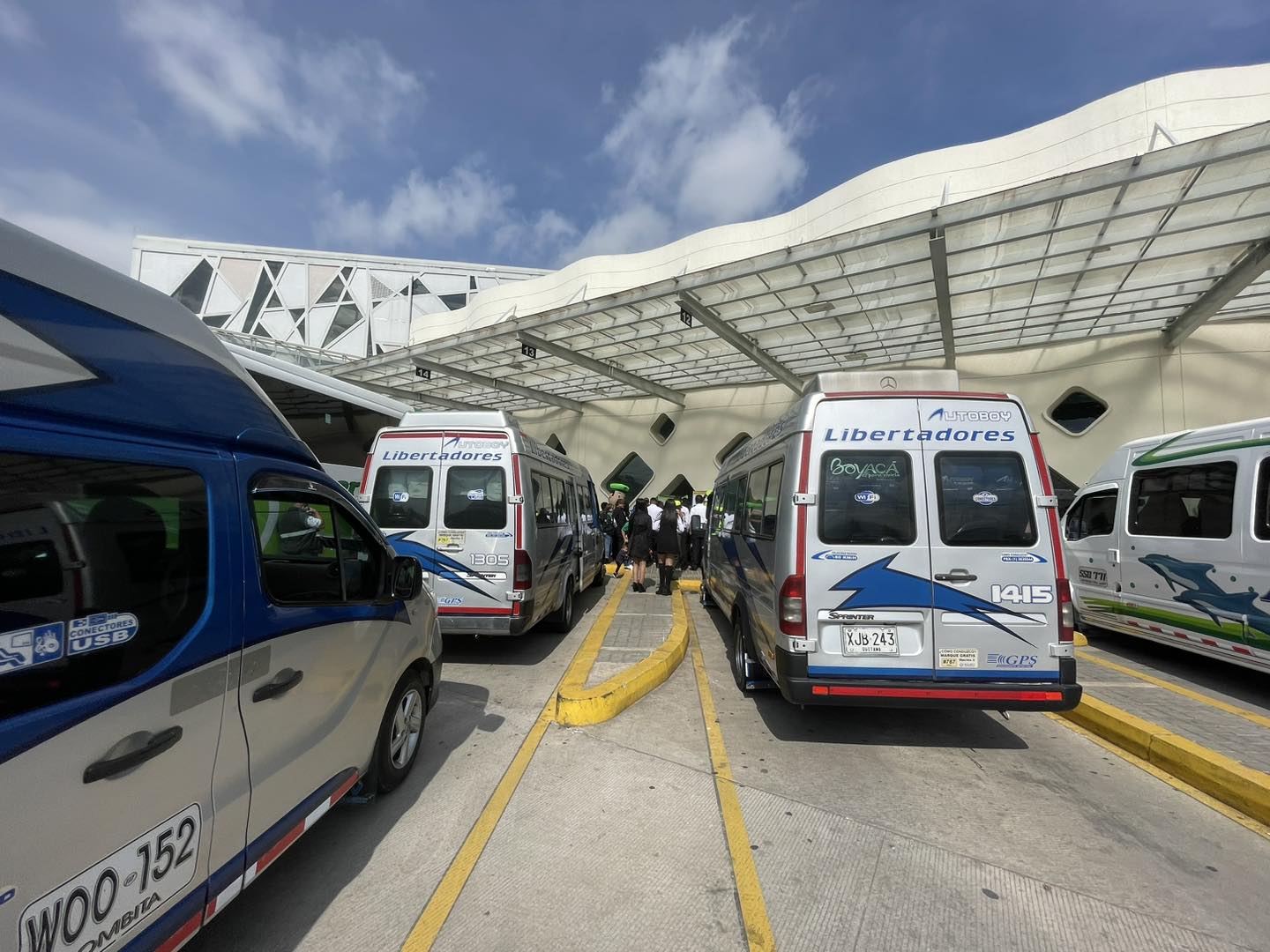 Se estima que alrededor de 7,000 a 8,000 pasajeros se vieron afectados por la cancelación de rutas.