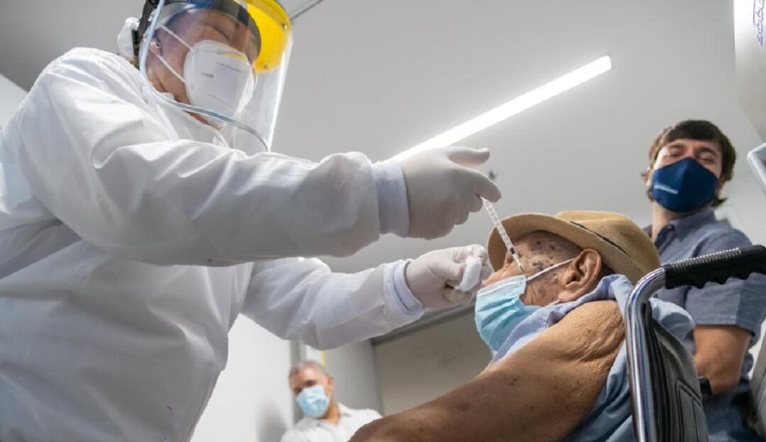 Adel Mass Arcón, vacunado un millón contra el COVID-19 en Colombia