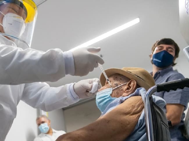 Adel Mass Arcón, vacunado un millón contra el COVID-19 en Colombia