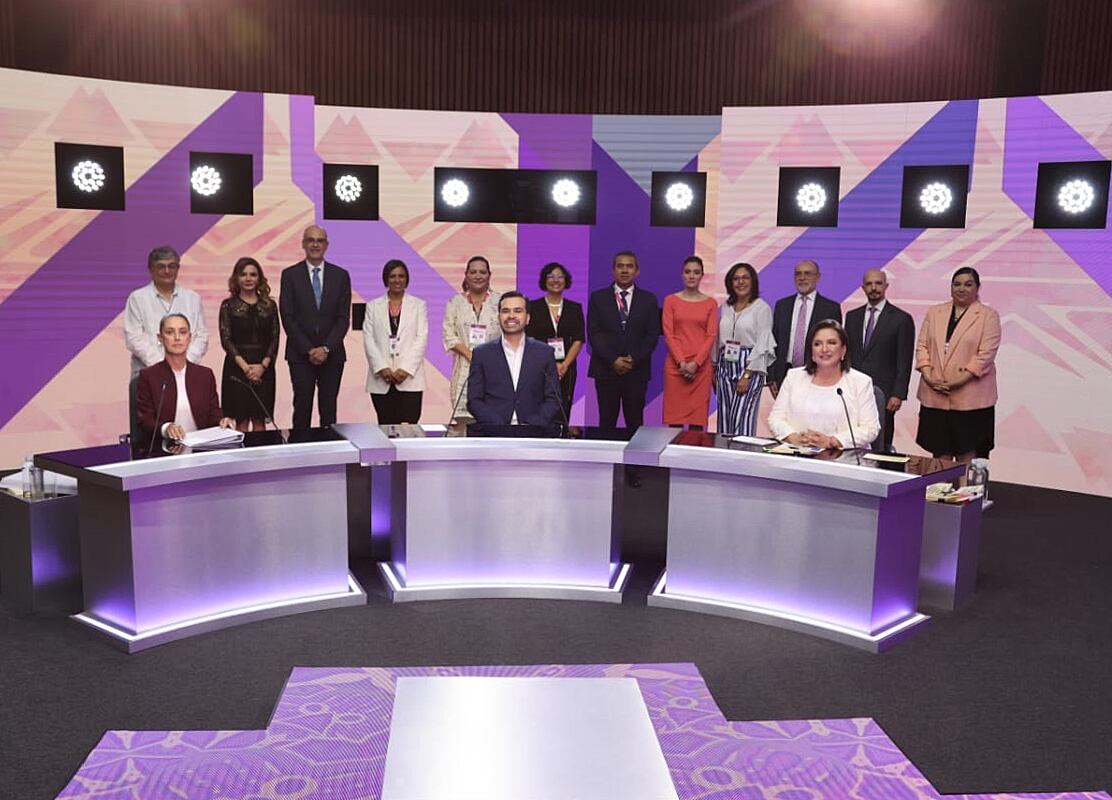 La candidata presidencial del oficialismo mexicano Claudia Sheinbaum(i) el candidato presidencial de Movimiento Ciudadano, Jorge Álvarez Maynez (c) y la candidata del frente opositor Fuerza y Corazón por México Xóchitl Gálvez(d) durante el debate de los aspirantes presidenciales, en las instalaciones del Instituto Nacional Electoral (INE). 
(Foto: EFE/Instituto Nacional Electoral )