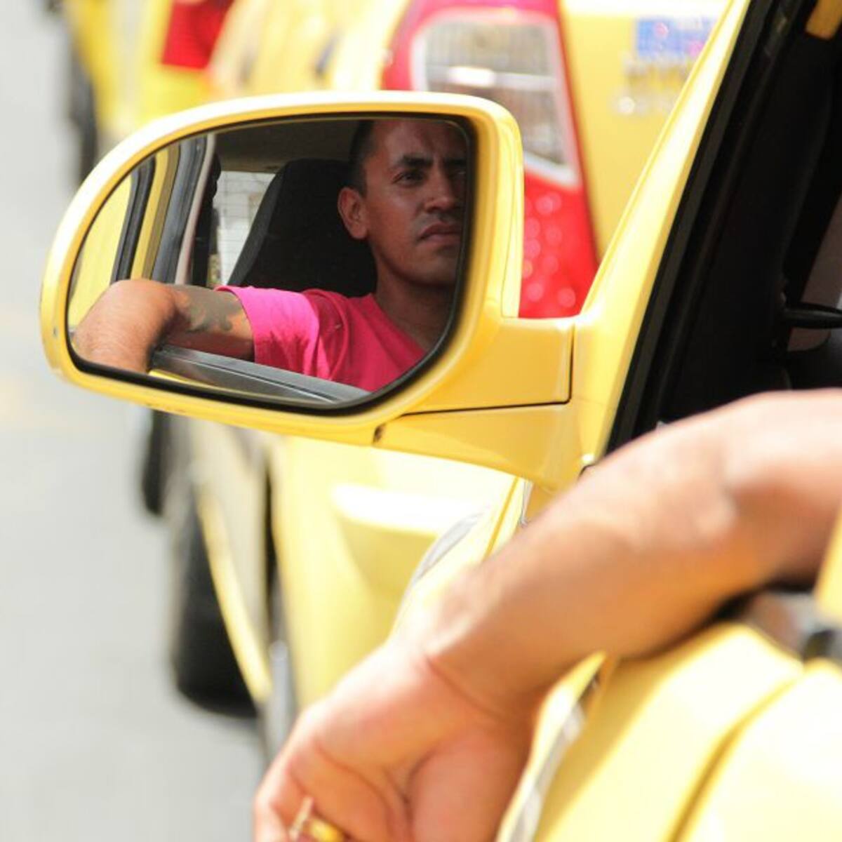 Taxistas de Cali inconformes con medida para llevar dos pasajeros