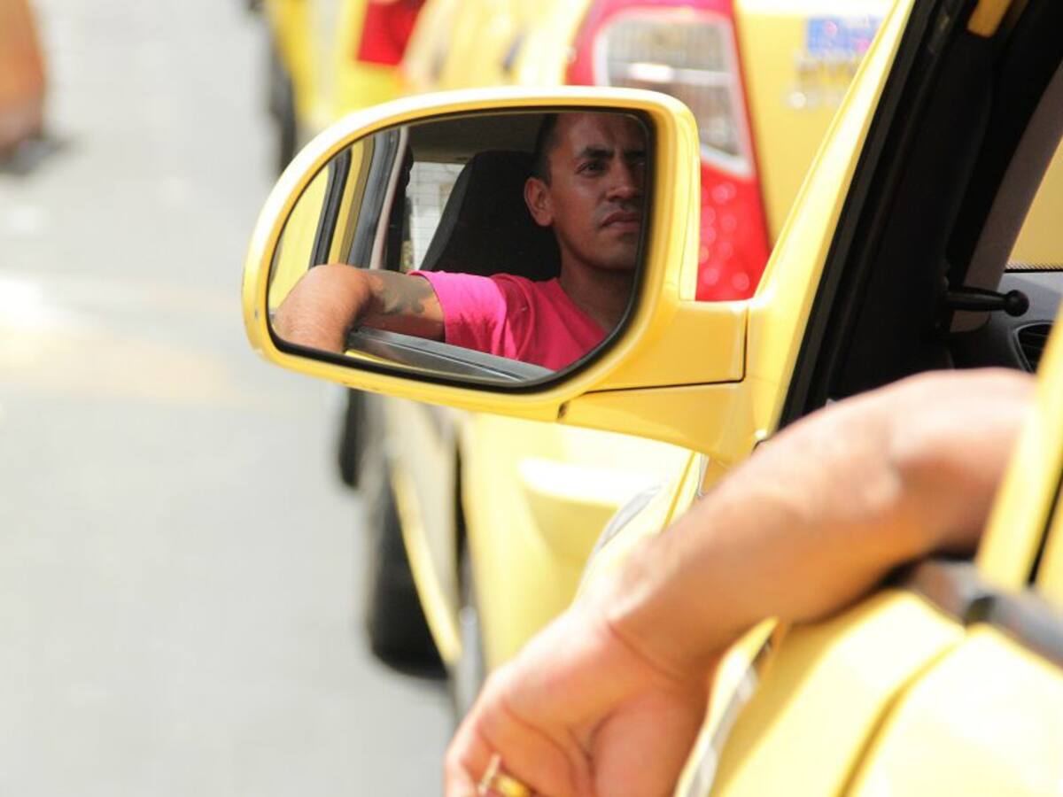 Taxistas de Cali inconformes con medida para llevar dos pasajeros
