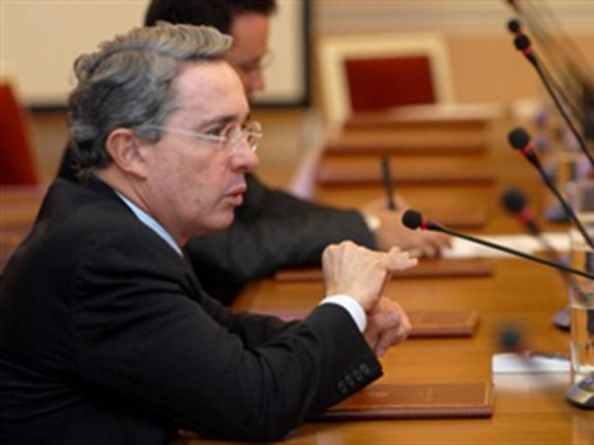 Presidente Uribe acepta renuncias del General Padilla y del director de la UIAF