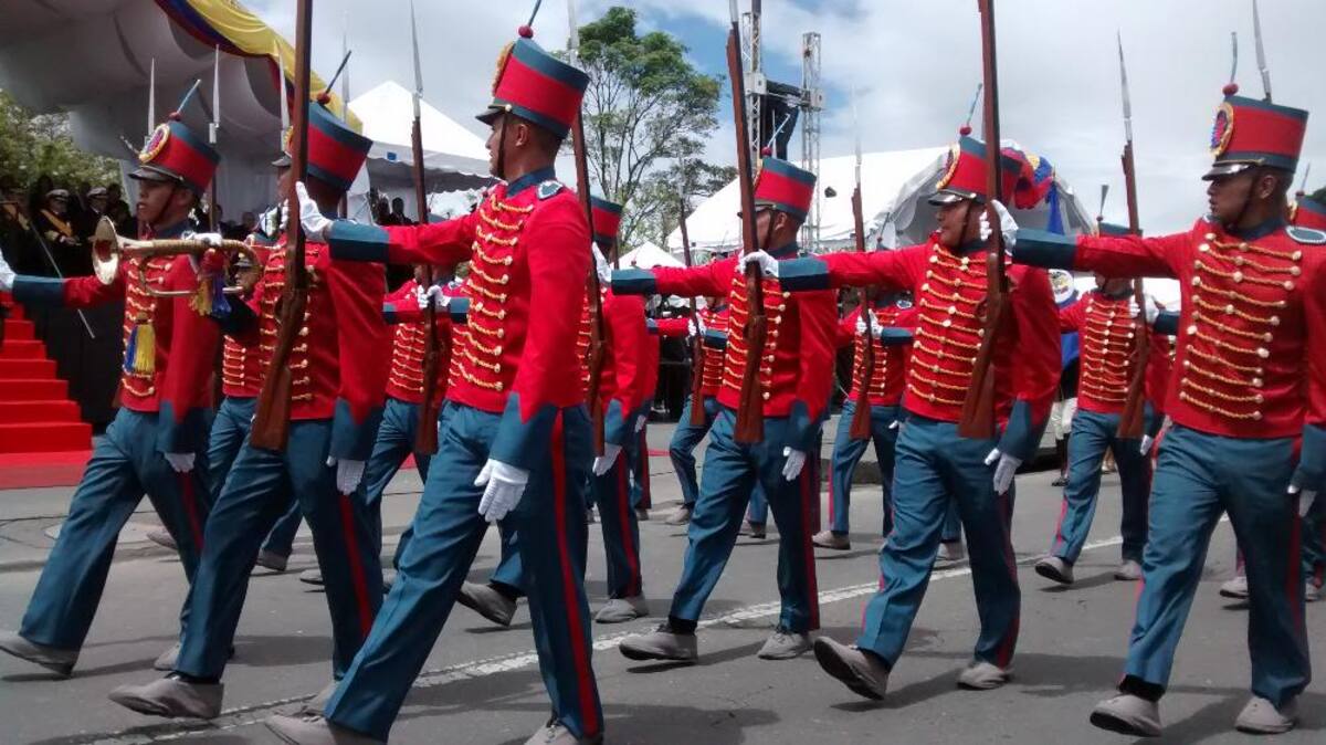 Miles de personas en todo el país se movilizan para observar los desfiles del 20 de julio.