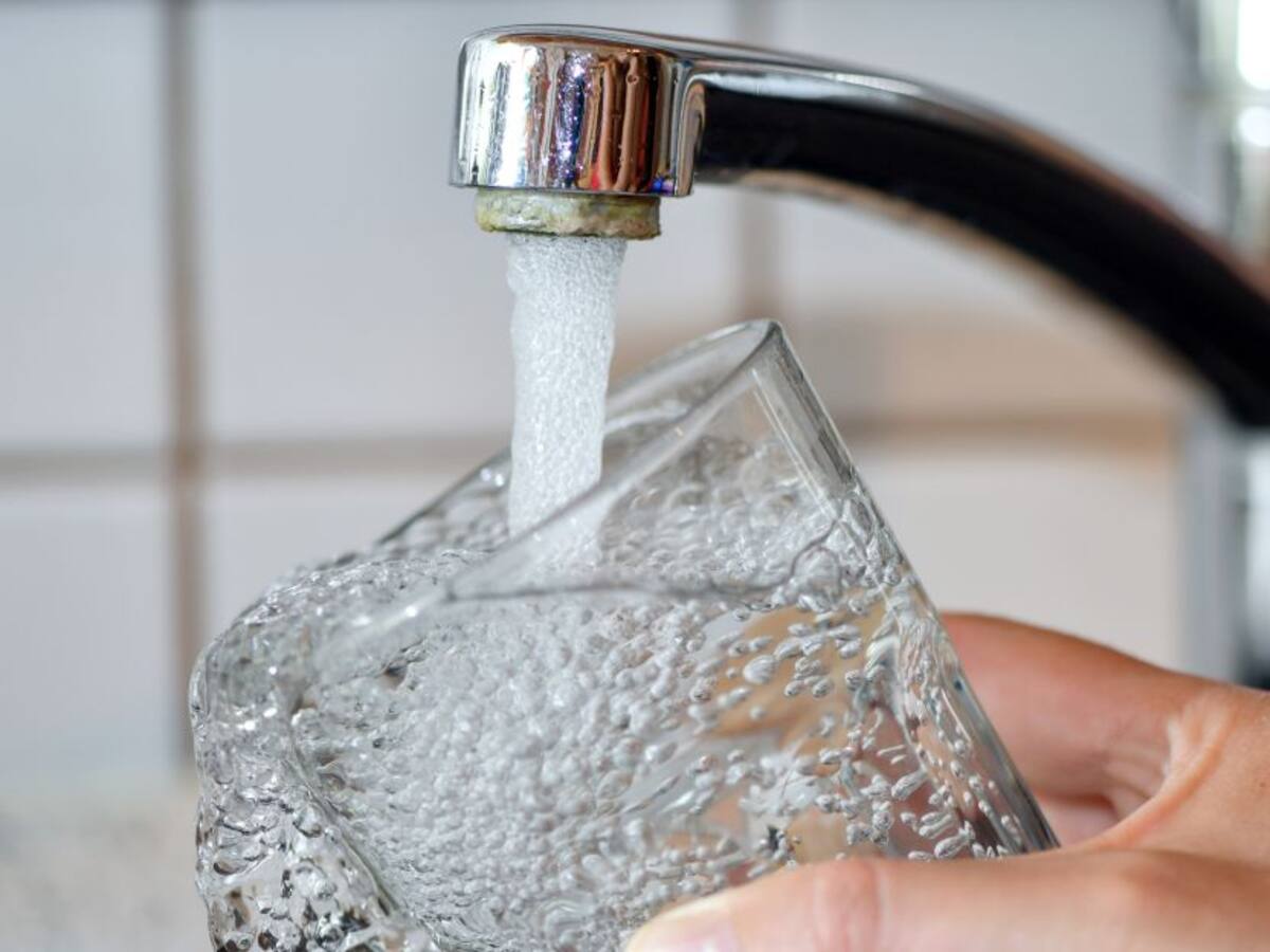 Servicios de agua suspendidos por fraude también deben reconectarse