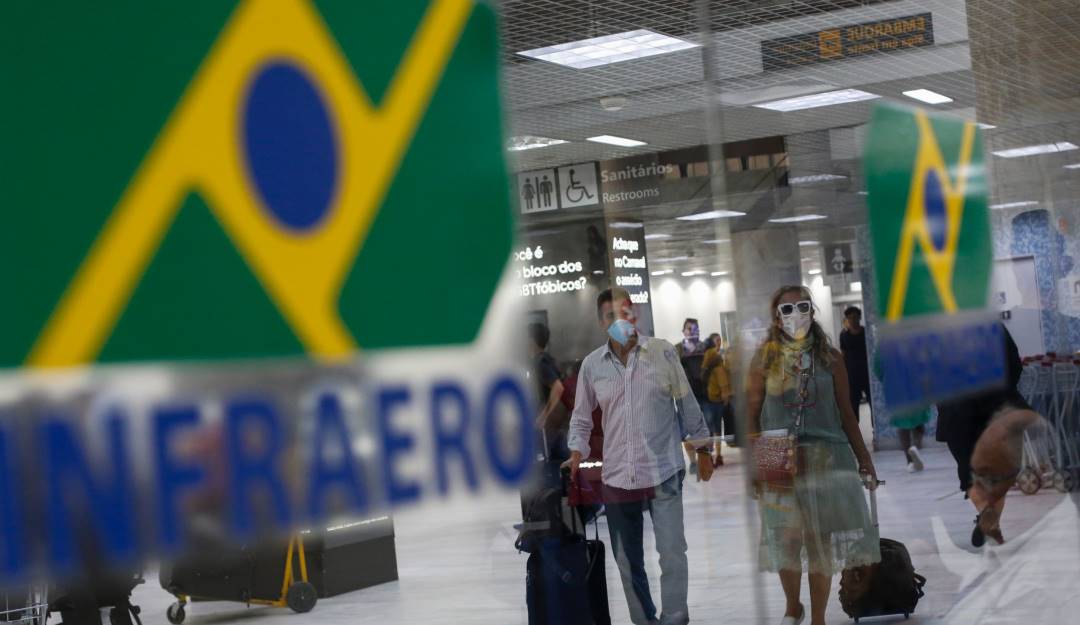 Personas utilizando tapabocas en el aeropuerto de Río de Janeiro en Brasil.   Foto: Getty 