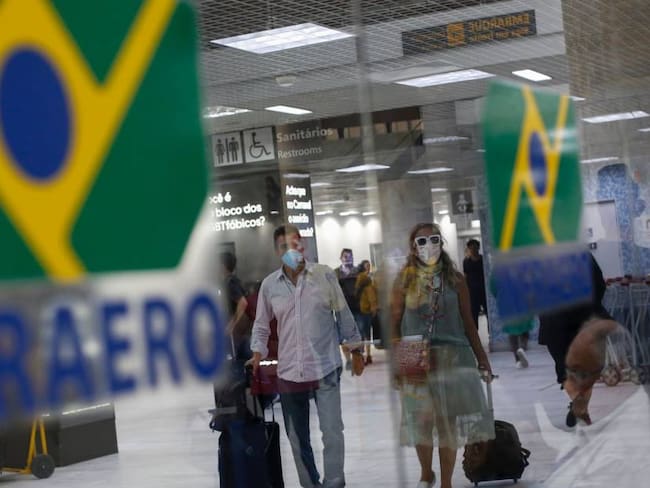 Personas utilizando tapabocas en el aeropuerto de Río de Janeiro en Brasil.   Foto: Getty 