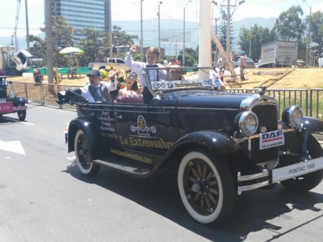 [Fotos] Así se vivió el desfile de carros antiguos en Medellín