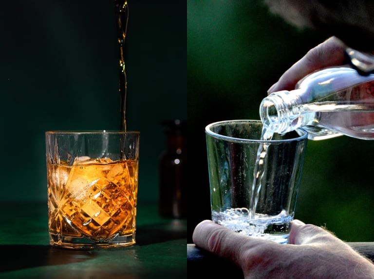 Persona sirviendo aguardiente en vaso grande/ Vaso con ron y hielo (Getty Images)