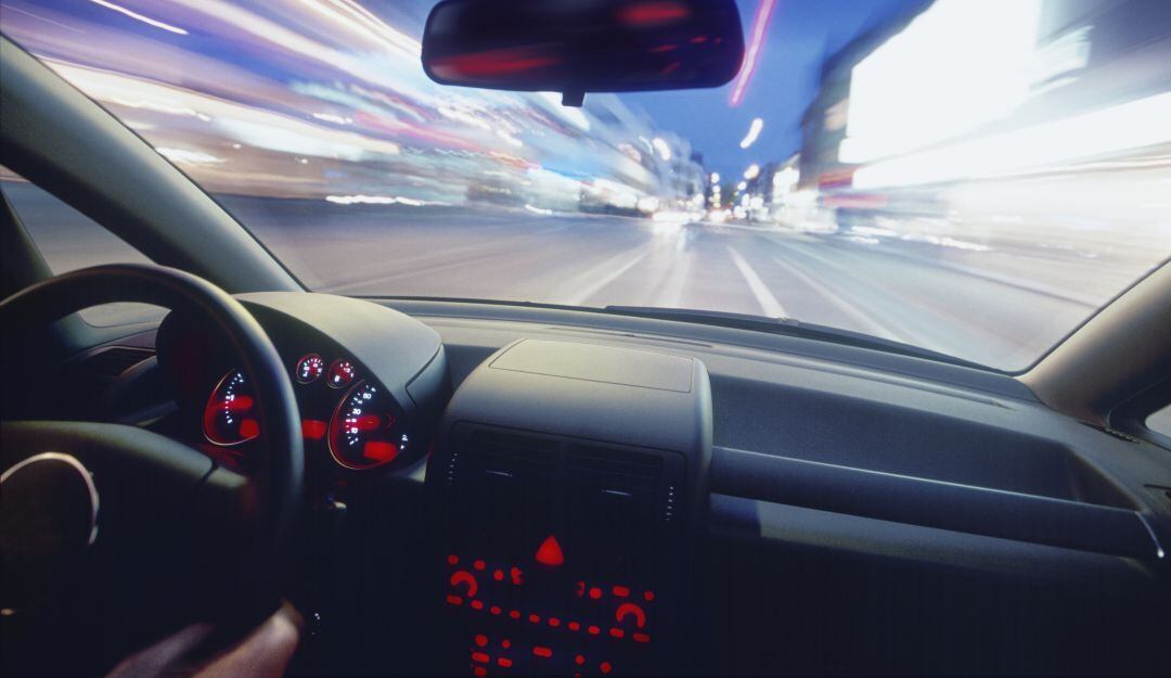 El testigo de la batería de un carro