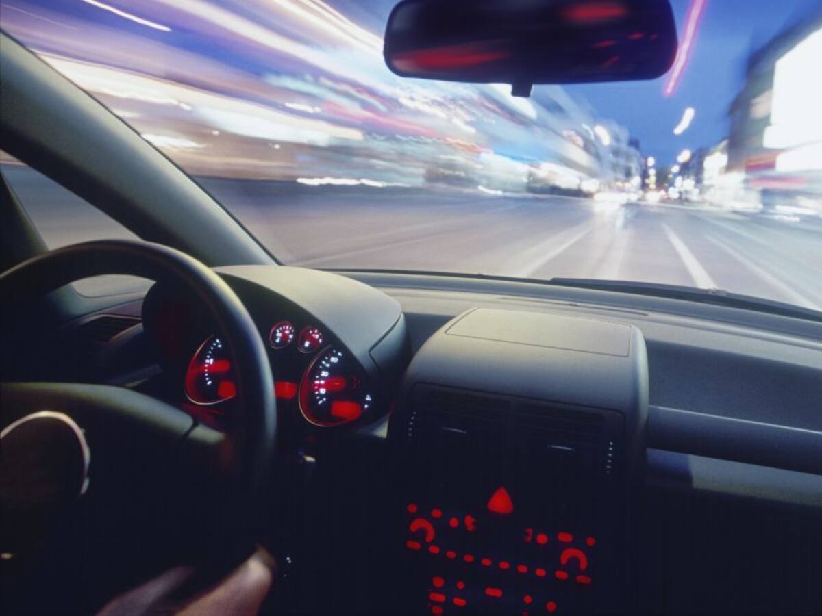 ¿Por qué se enciende y no se apaga el testigo de la batería?