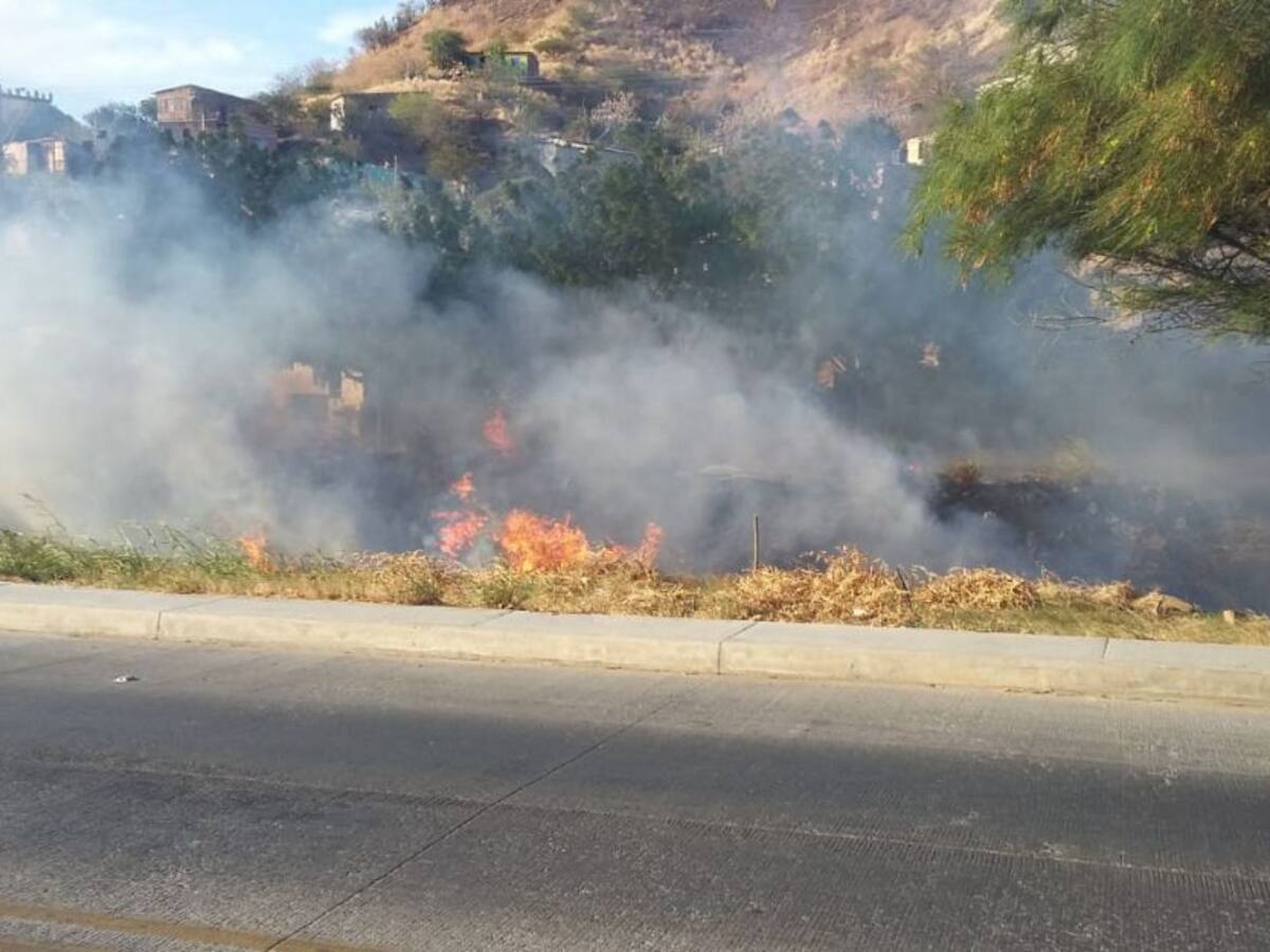 Incendio forestal en Santa Marta pone en riesgo tubería de gas