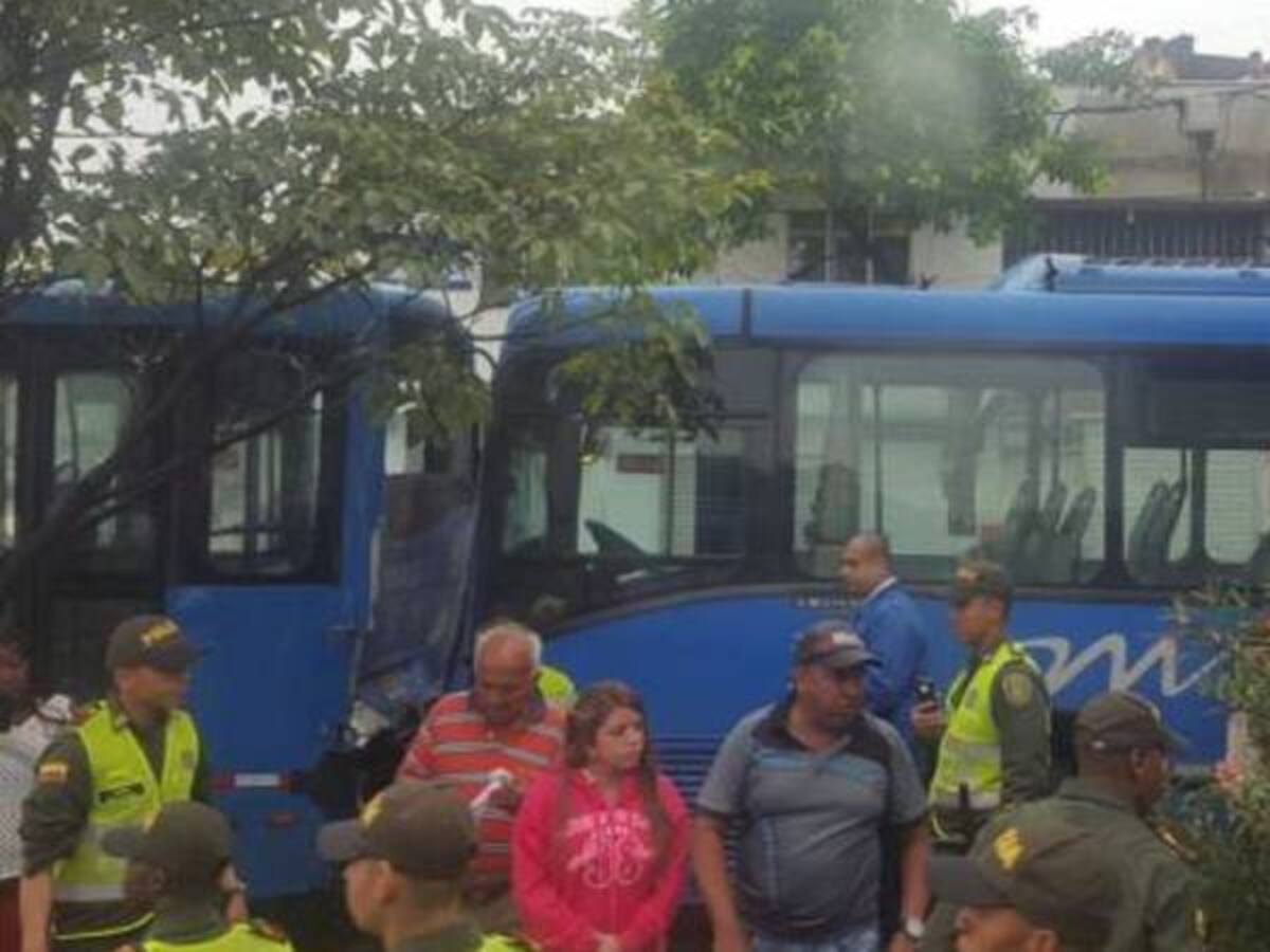 Treinta heridos deja choque de cinco buses del Mio