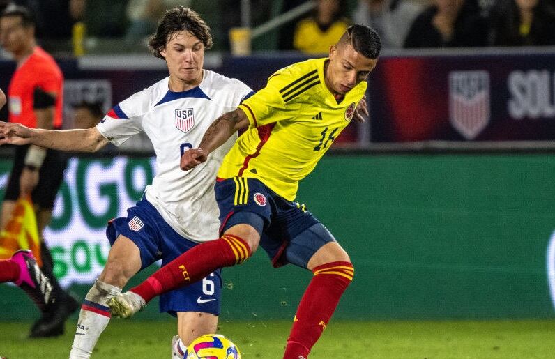 Paxten Aaronson de Estados Unidos y Kevin Castaño de Colombia / Getty Images