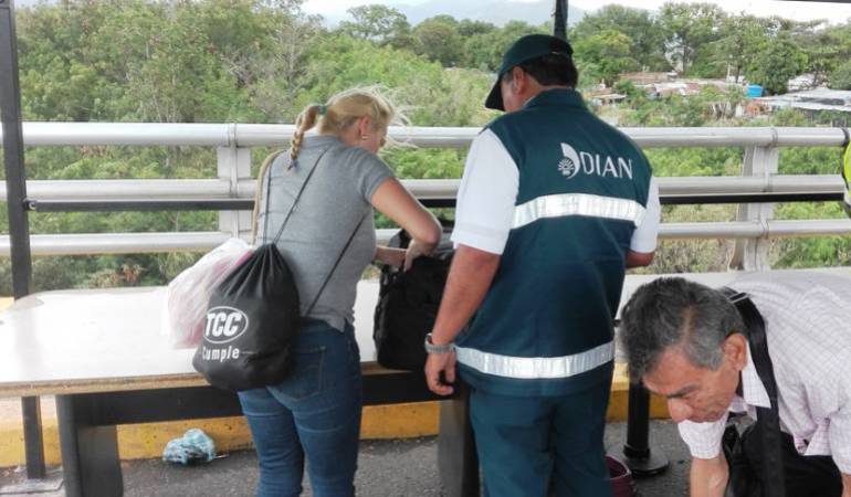 Funcionarios de la Dian en la frontera