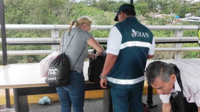 Funcionarios de la Dian en la frontera