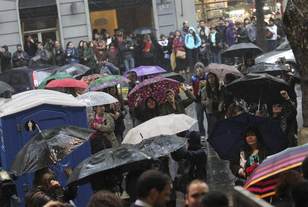 Los seguidores del exvocalista de Soda Stereo se unieron en una sola voz para rendir tributo al artista en sus exequias. Foto: Efe